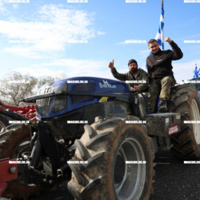 ΜΠΛΟΚΟ ΣΤΟ ΑΕΡΟΔΡΟΜΙΟ ΓΙΑ ΤΟΥΣ ΑΓΡΟΤΕΣ