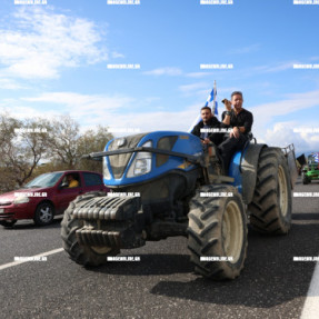 ΜΠΛΟΚΟ ΣΤΟ ΑΕΡΟΔΡΟΜΙΟ ΓΙΑ ΤΟΥΣ ΑΓΡΟΤΕΣ