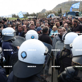 ΜΠΛΟΚΟ ΣΤΟ ΑΕΡΟΔΡΟΜΙΟ ΓΙΑ ΤΟΥΣ ΑΓΡΟΤΕΣ