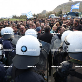 ΜΠΛΟΚΟ ΣΤΟ ΑΕΡΟΔΡΟΜΙΟ ΓΙΑ ΤΟΥΣ ΑΓΡΟΤΕΣ