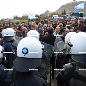 ΜΠΛΟΚΟ ΣΤΟ ΑΕΡΟΔΡΟΜΙΟ ΓΙΑ ΤΟΥΣ ΑΓΡΟΤΕΣ