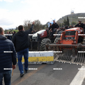 ΜΠΛΟΚΟ ΣΤΟ ΑΕΡΟΔΡΟΜΙΟ ΓΙΑ ΤΟΥΣ ΑΓΡΟΤΕΣ
