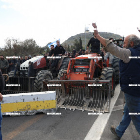 ΜΠΛΟΚΟ ΣΤΟ ΑΕΡΟΔΡΟΜΙΟ ΓΙΑ ΤΟΥΣ ΑΓΡΟΤΕΣ