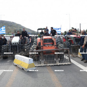 ΜΠΛΟΚΟ ΣΤΟ ΑΕΡΟΔΡΟΜΙΟ ΓΙΑ ΤΟΥΣ ΑΓΡΟΤΕΣ