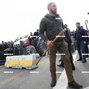 ΜΠΛΟΚΟ ΣΤΟ ΑΕΡΟΔΡΟΜΙΟ ΓΙΑ ΤΟΥΣ ΑΓΡΟΤΕΣ