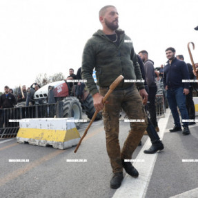 ΜΠΛΟΚΟ ΣΤΟ ΑΕΡΟΔΡΟΜΙΟ ΓΙΑ ΤΟΥΣ ΑΓΡΟΤΕΣ