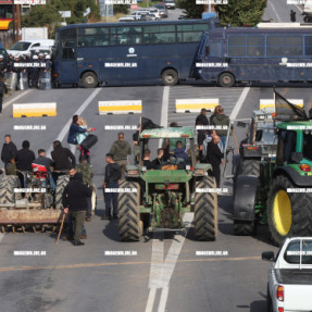 ΜΠΛΟΚΟ ΣΤΟ ΑΕΡΟΔΡΟΜΙΟ ΓΙΑ ΤΟΥΣ ΑΓΡΟΤΕΣ