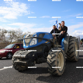 ΜΠΛΟΚΟ ΣΤΟ ΑΕΡΟΔΡΟΜΙΟ ΓΙΑ ΤΟΥΣ ΑΓΡΟΤΕΣ