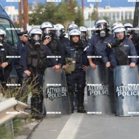 ΜΠΛΟΚΟ ΣΤΟ ΑΕΡΟΔΡΟΜΙΟ ΓΙΑ ΤΟΥΣ ΑΓΡΟΤΕΣ