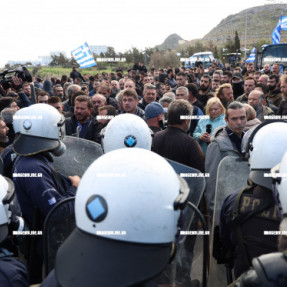 ΜΠΛΟΚΟ ΣΤΟ ΑΕΡΟΔΡΟΜΙΟ ΓΙΑ ΤΟΥΣ ΑΓΡΟΤΕΣ