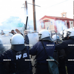 ΜΠΛΟΚΟ ΣΤΟ ΑΕΡΟΔΡΟΜΙΟ ΓΙΑ ΤΟΥΣ ΑΓΡΟΤΕΣ