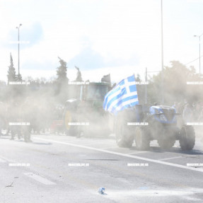 ΜΠΛΟΚΟ ΣΤΟ ΑΕΡΟΔΡΟΜΙΟ ΓΙΑ ΤΟΥΣ ΑΓΡΟΤΕΣ