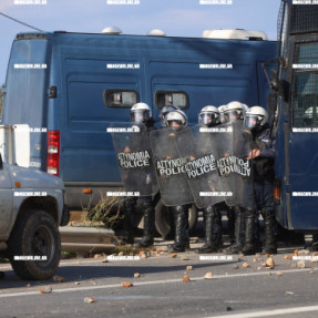 ΜΠΛΟΚΟ ΣΤΟ ΑΕΡΟΔΡΟΜΙΟ ΓΙΑ ΤΟΥΣ ΑΓΡΟΤΕΣ