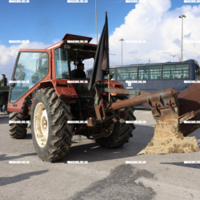 ΜΠΛΟΚΟ ΣΤΟ ΑΕΡΟΔΡΟΜΙΟ ΓΙΑ ΤΟΥΣ ΑΓΡΟΤΕΣ