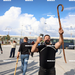 ΜΠΛΟΚΟ ΣΤΟ ΑΕΡΟΔΡΟΜΙΟ ΓΙΑ ΤΟΥΣ ΑΓΡΟΤΕΣ