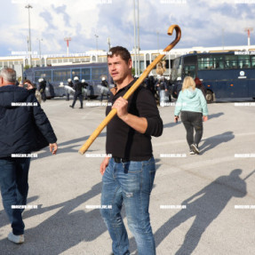 ΜΠΛΟΚΟ ΣΤΟ ΑΕΡΟΔΡΟΜΙΟ ΓΙΑ ΤΟΥΣ ΑΓΡΟΤΕΣ