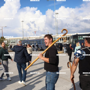 ΜΠΛΟΚΟ ΣΤΟ ΑΕΡΟΔΡΟΜΙΟ ΓΙΑ ΤΟΥΣ ΑΓΡΟΤΕΣ