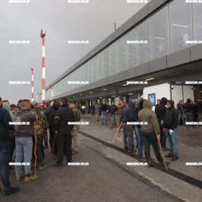 ΜΠΛΟΚΟ ΣΤΟ ΑΕΡΟΔΡΟΜΙΟ ΓΙΑ ΤΟΥΣ ΑΓΡΟΤΕΣ