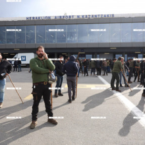 ΜΠΛΟΚΟ ΣΤΟ ΑΕΡΟΔΡΟΜΙΟ ΓΙΑ ΤΟΥΣ ΑΓΡΟΤΕΣ