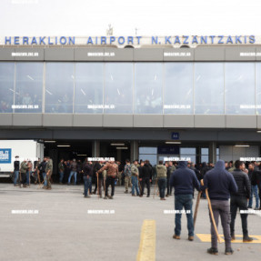 ΜΠΛΟΚΟ ΣΤΟ ΑΕΡΟΔΡΟΜΙΟ ΓΙΑ ΤΟΥΣ ΑΓΡΟΤΕΣ