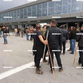 ΜΠΛΟΚΟ ΣΤΟ ΑΕΡΟΔΡΟΜΙΟ ΓΙΑ ΤΟΥΣ ΑΓΡΟΤΕΣ