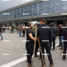 ΜΠΛΟΚΟ ΣΤΟ ΑΕΡΟΔΡΟΜΙΟ ΓΙΑ ΤΟΥΣ ΑΓΡΟΤΕΣ
