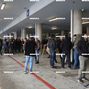 ΜΠΛΟΚΟ ΣΤΟ ΑΕΡΟΔΡΟΜΙΟ ΓΙΑ ΤΟΥΣ ΑΓΡΟΤΕΣ