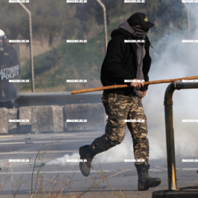 ΜΠΛΟΚΟ ΣΤΟ ΑΕΡΟΔΡΟΜΙΟ ΓΙΑ ΤΟΥΣ ΑΓΡΟΤΕΣ