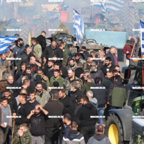 ΜΠΛΟΚΟ ΣΤΟ ΑΕΡΟΔΡΟΜΙΟ ΓΙΑ ΤΟΥΣ ΑΓΡΟΤΕΣ