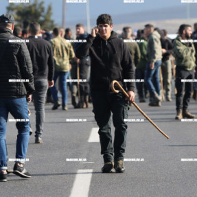 ΜΠΛΟΚΟ ΣΤΟ ΑΕΡΟΔΡΟΜΙΟ ΓΙΑ ΤΟΥΣ ΑΓΡΟΤΕΣ