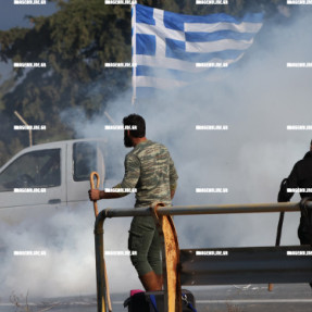 ΜΠΛΟΚΟ ΣΤΟ ΑΕΡΟΔΡΟΜΙΟ ΓΙΑ ΤΟΥΣ ΑΓΡΟΤΕΣ