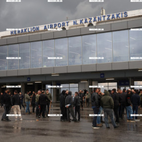 ΜΠΛΟΚΟ ΣΤΟ ΑΕΡΟΔΡΟΜΙΟ ΓΙΑ ΤΟΥΣ ΑΓΡΟΤΕΣ