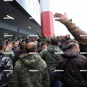 ΜΠΛΟΚΟ ΣΤΟ ΑΕΡΟΔΡΟΜΙΟ ΓΙΑ ΤΟΥΣ ΑΓΡΟΤΕΣ