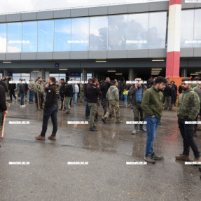 ΜΠΛΟΚΟ ΣΤΟ ΑΕΡΟΔΡΟΜΙΟ ΓΙΑ ΤΟΥΣ ΑΓΡΟΤΕΣ