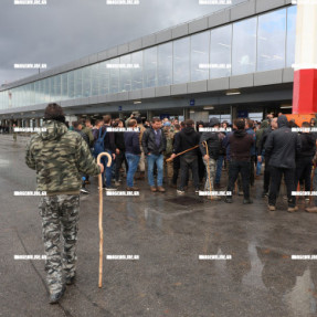 ΜΠΛΟΚΟ ΣΤΟ ΑΕΡΟΔΡΟΜΙΟ ΓΙΑ ΤΟΥΣ ΑΓΡΟΤΕΣ