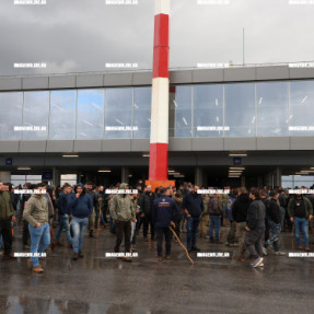 ΜΠΛΟΚΟ ΣΤΟ ΑΕΡΟΔΡΟΜΙΟ ΓΙΑ ΤΟΥΣ ΑΓΡΟΤΕΣ