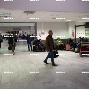 ΣΤΟ ΑΕΡΟΔΡΟΜΙΟ ΠΑΡΑΜΕΝΟΥΝ ΟΙ ΑΓΡΟΤΕΣ