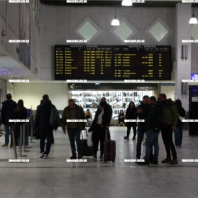 ΣΤΟ ΑΕΡΟΔΡΟΜΙΟ ΠΑΡΑΜΕΝΟΥΝ ΟΙ ΑΓΡΟΤΕΣ