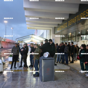 ΣΤΟ ΑΕΡΟΔΡΟΜΙΟ ΠΑΡΑΜΕΝΟΥΝ ΟΙ ΑΓΡΟΤΕΣ