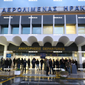ΣΤΟ ΑΕΡΟΔΡΟΜΙΟ ΠΑΡΑΜΕΝΟΥΝ ΟΙ ΑΓΡΟΤΕΣ
