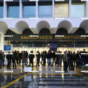 ΣΤΟ ΑΕΡΟΔΡΟΜΙΟ ΠΑΡΑΜΕΝΟΥΝ ΟΙ ΑΓΡΟΤΕΣ