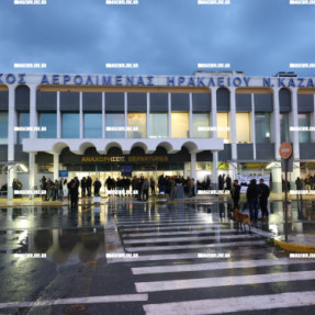 ΣΤΟ ΑΕΡΟΔΡΟΜΙΟ ΠΑΡΑΜΕΝΟΥΝ ΟΙ ΑΓΡΟΤΕΣ