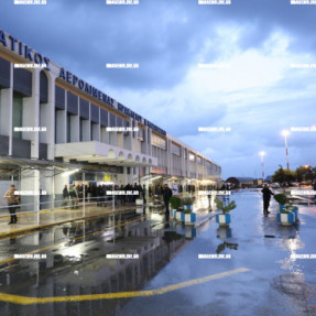 ΣΤΟ ΑΕΡΟΔΡΟΜΙΟ ΠΑΡΑΜΕΝΟΥΝ ΟΙ ΑΓΡΟΤΕΣ