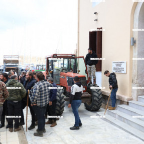 ΣΤΗΝ ΑΠΟΚΕΝΤΡΩΜΕΝΗ ΠΕΡΙΦΕΡΕΙΑ ΟΙ ΑΓΡΟΤΕΣ