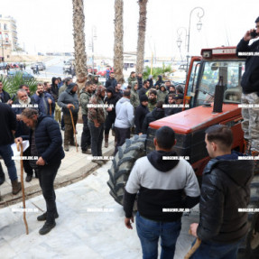 ΣΤΗΝ ΑΠΟΚΕΝΤΡΩΜΕΝΗ ΠΕΡΙΦΕΡΕΙΑ ΟΙ ΑΓΡΟΤΕΣ