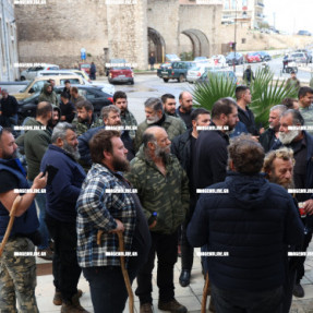 ΣΤΗΝ ΑΠΟΚΕΝΤΡΩΜΕΝΗ ΠΕΡΙΦΕΡΕΙΑ ΟΙ ΑΓΡΟΤΕΣ