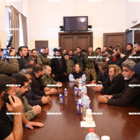 ΣΤΗΝ ΑΠΟΚΕΝΤΡΩΜΕΝΗ ΠΕΡΙΦΕΡΕΙΑ ΟΙ ΑΓΡΟΤΕΣ