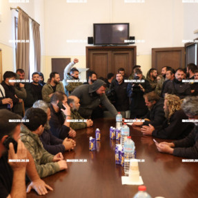 ΣΤΗΝ ΑΠΟΚΕΝΤΡΩΜΕΝΗ ΠΕΡΙΦΕΡΕΙΑ ΟΙ ΑΓΡΟΤΕΣ