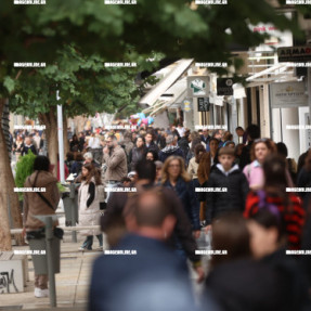 ΕΟΡΤΑΣΤΙΚΗ ΚΙΝΗΣΗ ΣΤΗ ΔΙΚΑΙΟΣΥΝΗΣ