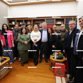 ΑΝΤΑΛΛΑΓΗ ΕΥΧΩΝ ΔΗΜΟΣΙΟΓΡΑΦΩΝ - ΠΕΡΙΦΕΡΙΑΡΧΗ  ΣΤΗΝ ΠΕΡΙΦΕΡΕΙΑ